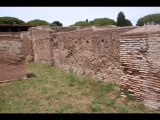 08165 ostia - regio v - via della fortuna della annonaria - edificio (v,iv,2) - 3. raum von westen - bli ri nordosten.jpg - 06-2024.jpg